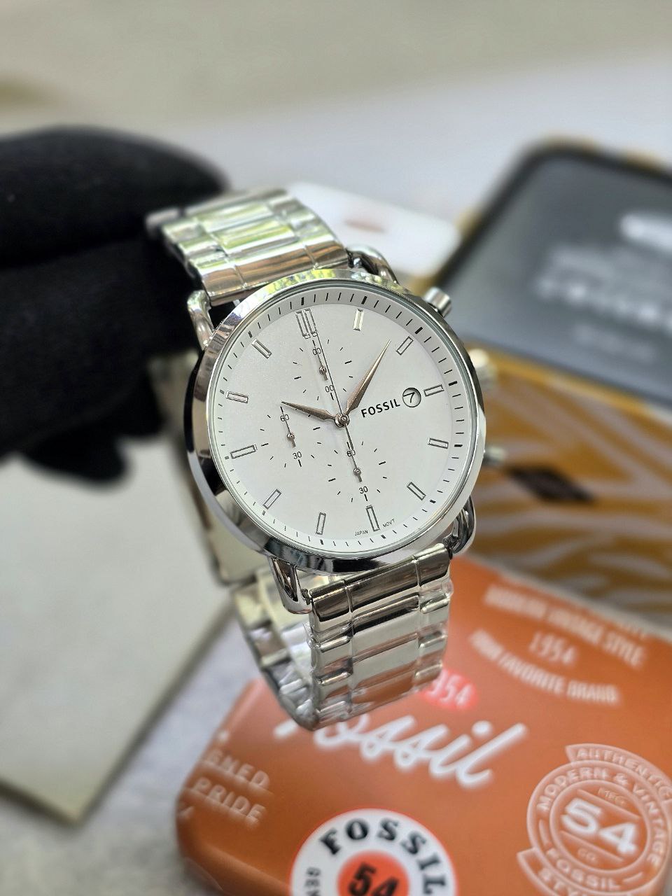 Fossil Commuter White Satin Chronograph Collection, this watch has a timeless design which perfectly accompanies every man's style