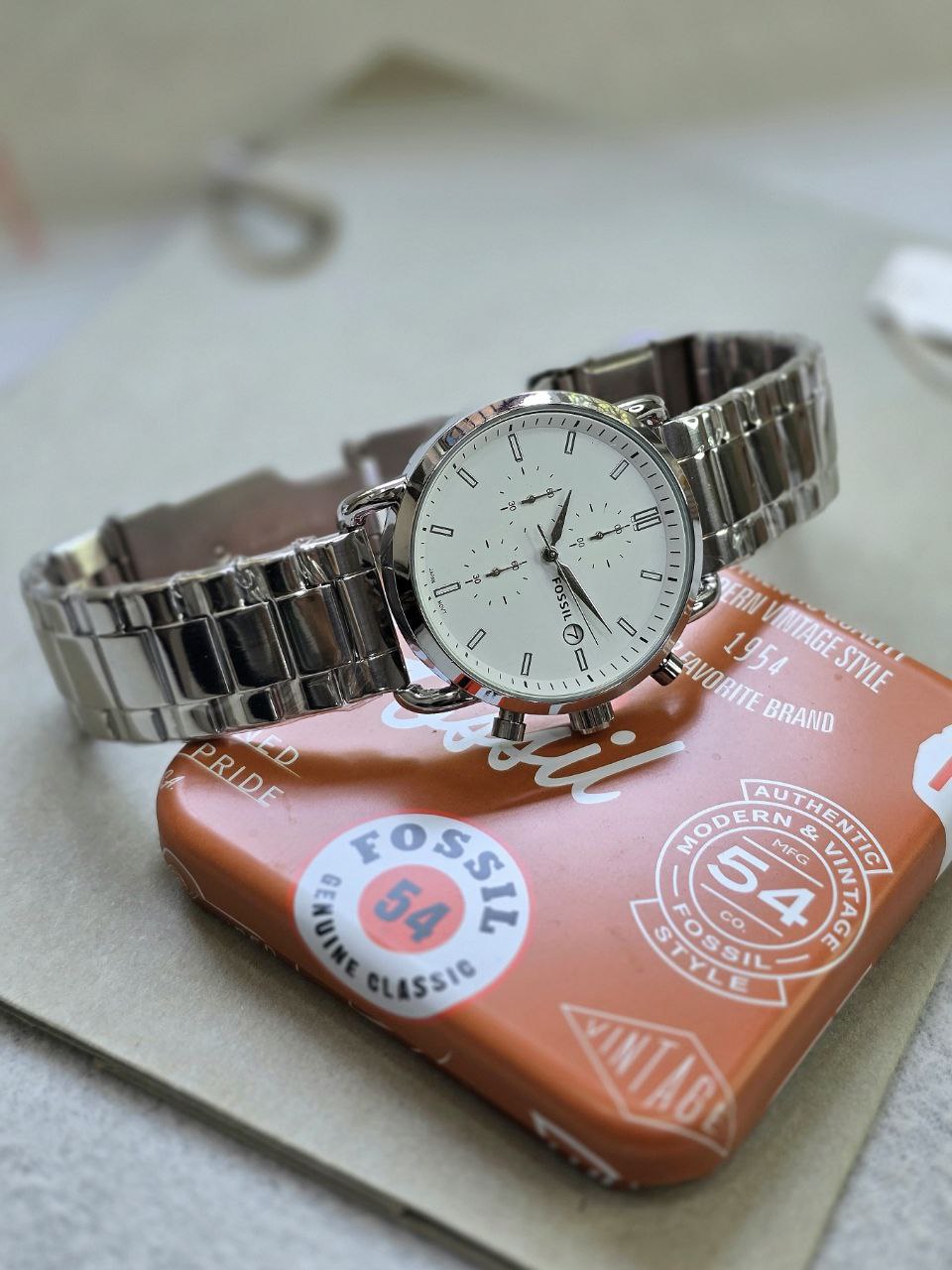 Fossil Commuter White Satin Chronograph Collection, this watch has a timeless design which perfectly accompanies every man's style