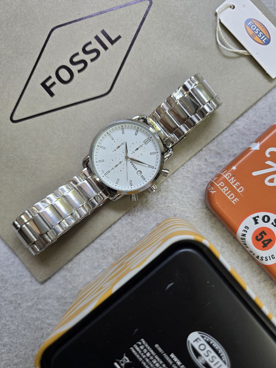 Fossil Commuter White Satin Chronograph Collection, this watch has a timeless design which perfectly accompanies every man's style