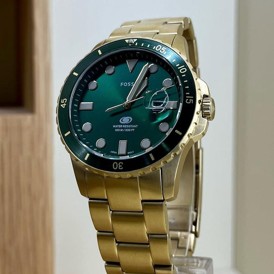Purposeful design details define our time-honoured watch collection, Fossil Dive timepiece is expertly crafted with a Silver Stainless-Steel