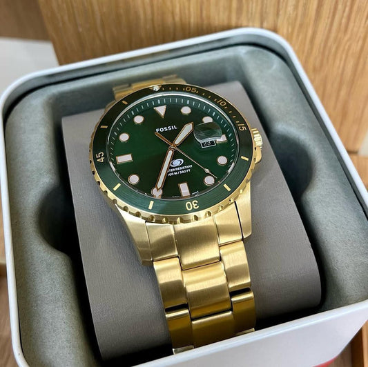 Purposeful design details define our time-honoured watch collection, Fossil Dive timepiece is expertly crafted with a Silver Stainless-Steel