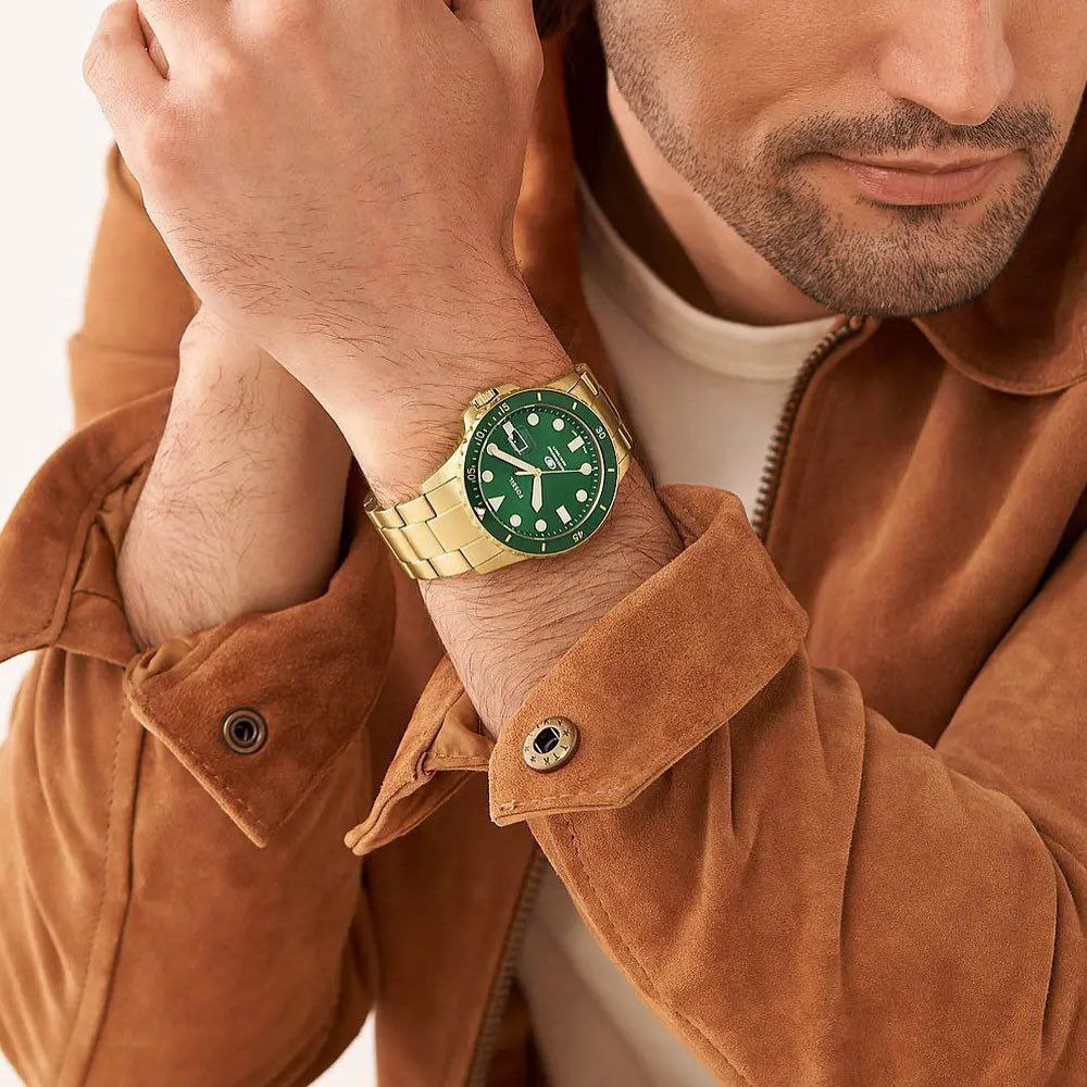 Purposeful design details define our time-honoured watch collection, Fossil Dive timepiece is expertly crafted with a Silver Stainless-Steel