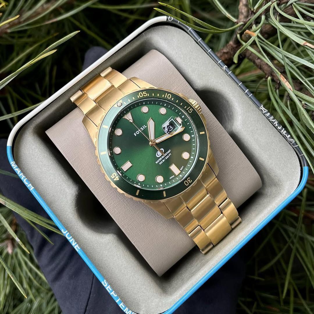 Purposeful design details define our time-honoured watch collection, Fossil Dive timepiece is expertly crafted with a Silver Stainless-Steel